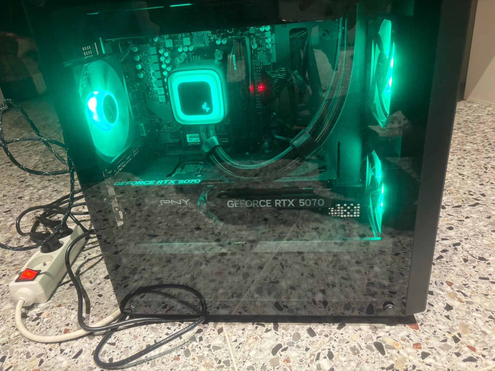 Gaming PC RTX 5070 12GB + Ryzen 7 8700F – 1TB SSD –16GB DDR5, Computers en Software, Desktop Pc's, Ophalen, Zo goed als nieuw