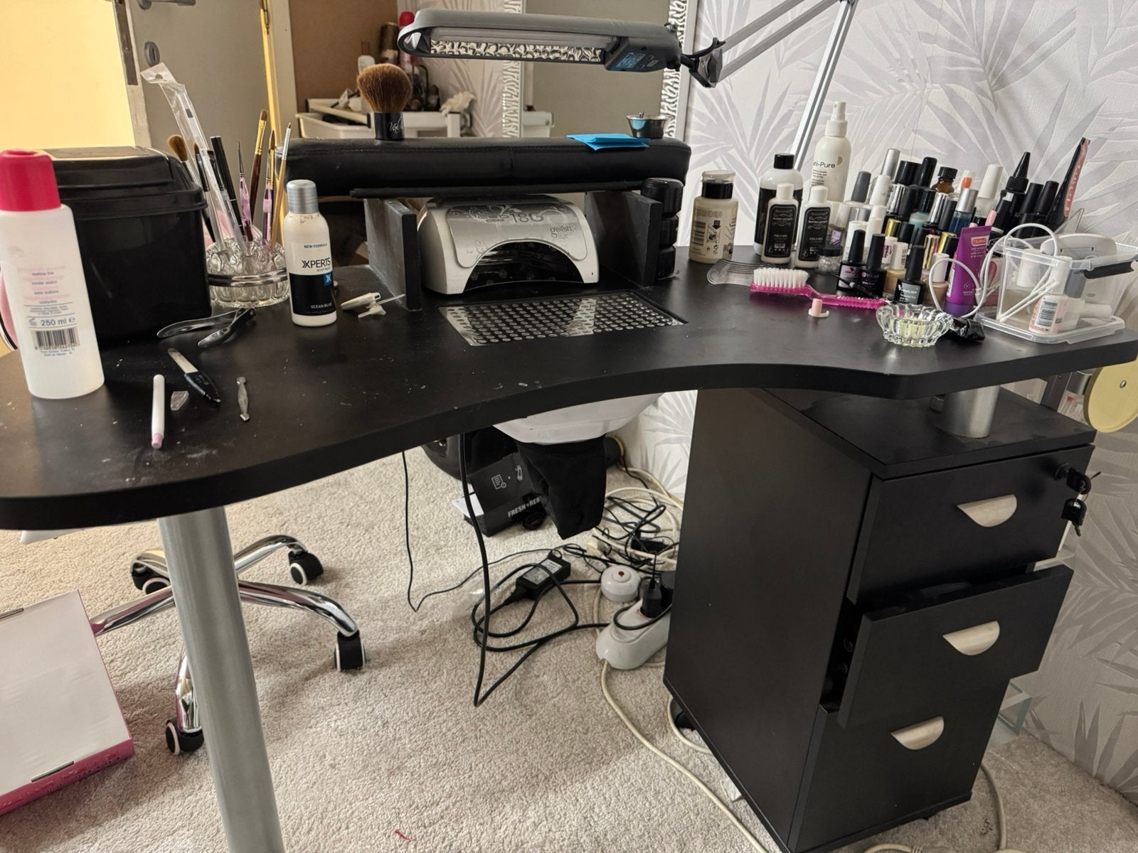 Nageltafel met afzuiging, Ophalen, Zo goed als nieuw