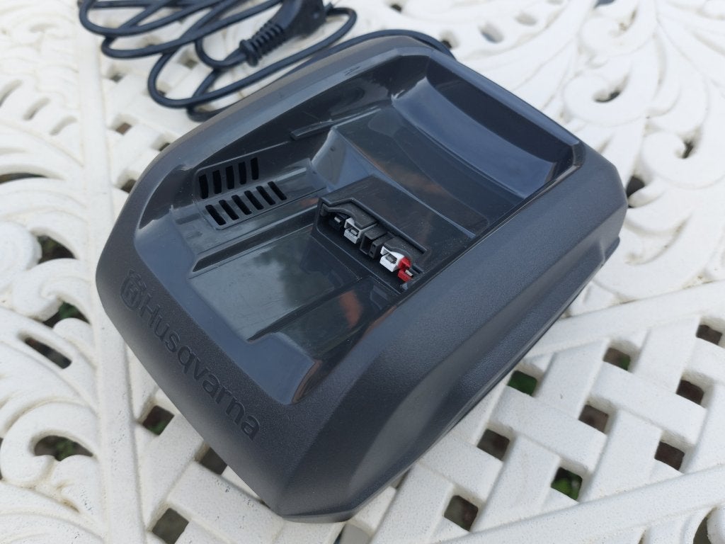 Batterijlader Husqvarna QC250, Ophalen of Verzenden, Zo goed als nieuw, Elektrisch, Husqvarna