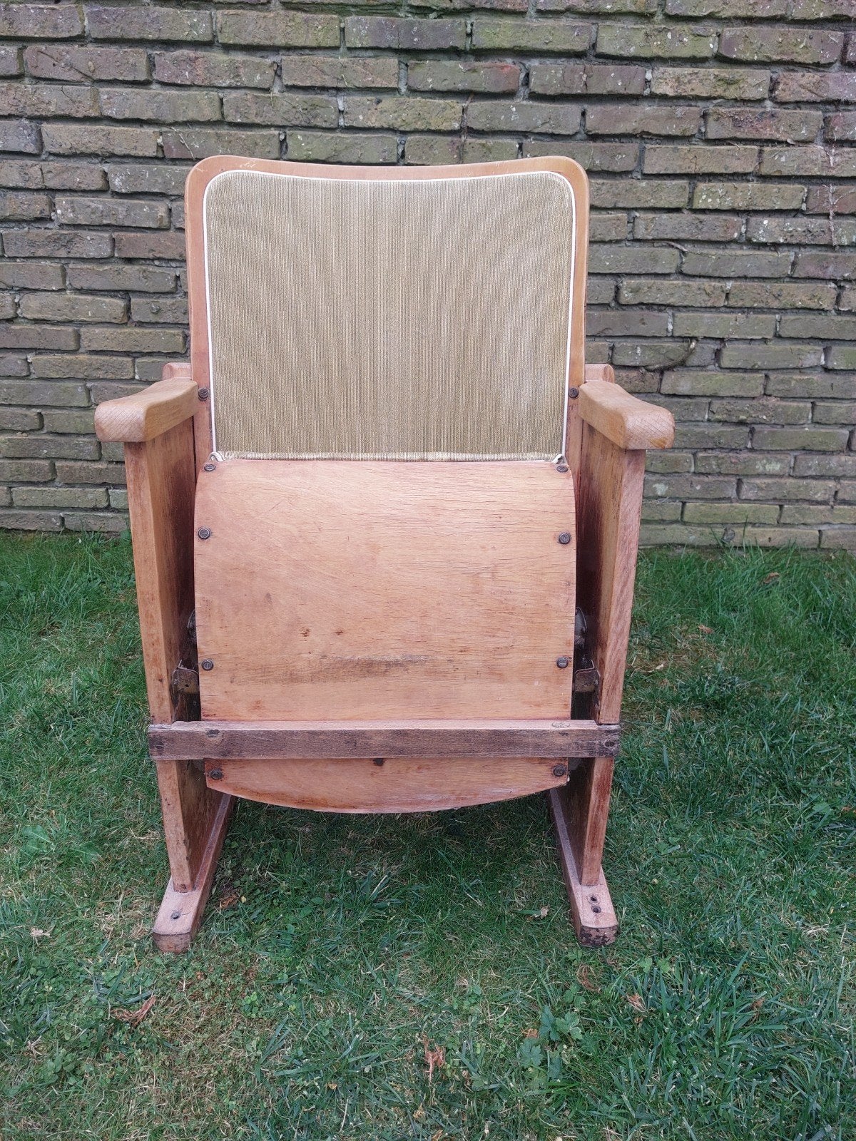 Oude houten bioscoopstoel, Ophalen