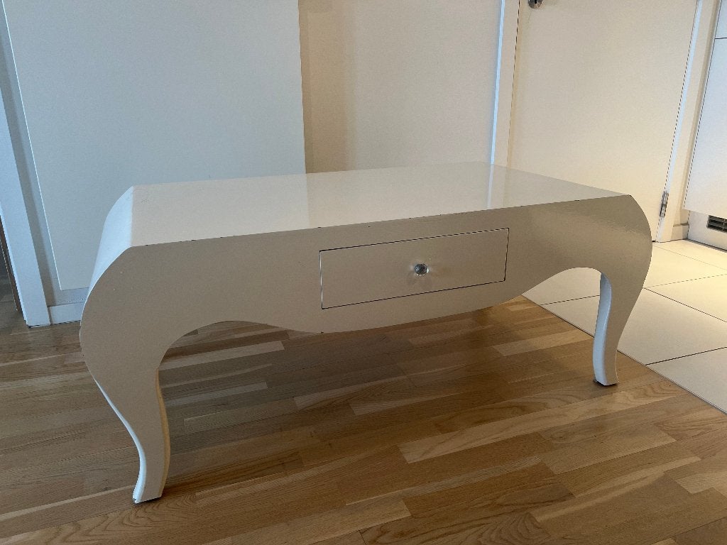 Moderne design salontafel gemaakt van glanzend wit hout., Huis en Inrichting, Tafels | Salontafels, Ophalen, Modern design, Gebruikt