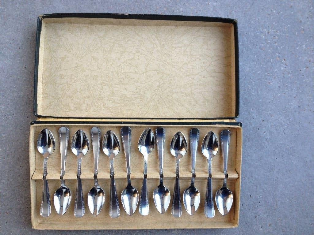 boîte à couverts vintage avec 12 cuillères à café/à œufs, Enlèvement ou Envoi