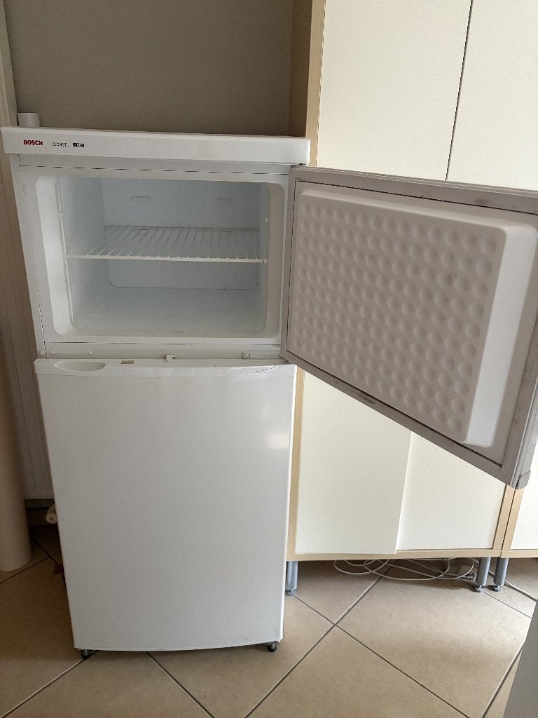 AEG koelkast wit, 4j en 6mnd, met diepvries erop, A. label, Ophalen, Met aparte vriezer, Zo goed als nieuw, Energieklasse A of zuiniger