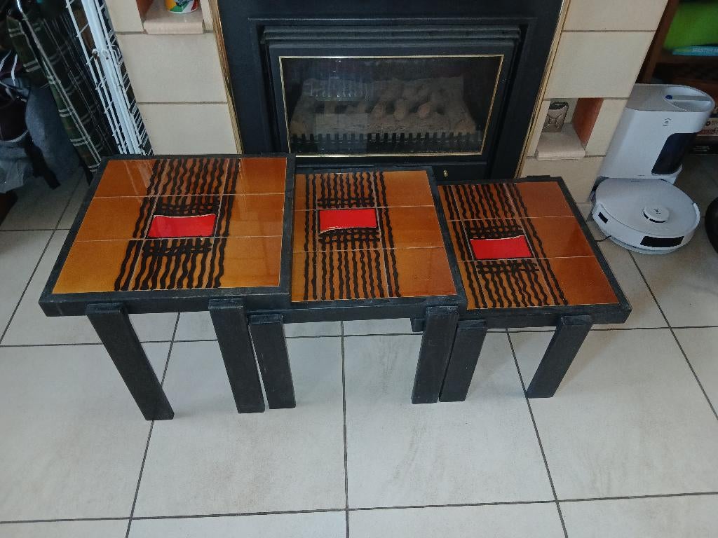 Tables gigognes de style moderniste, Enlèvement