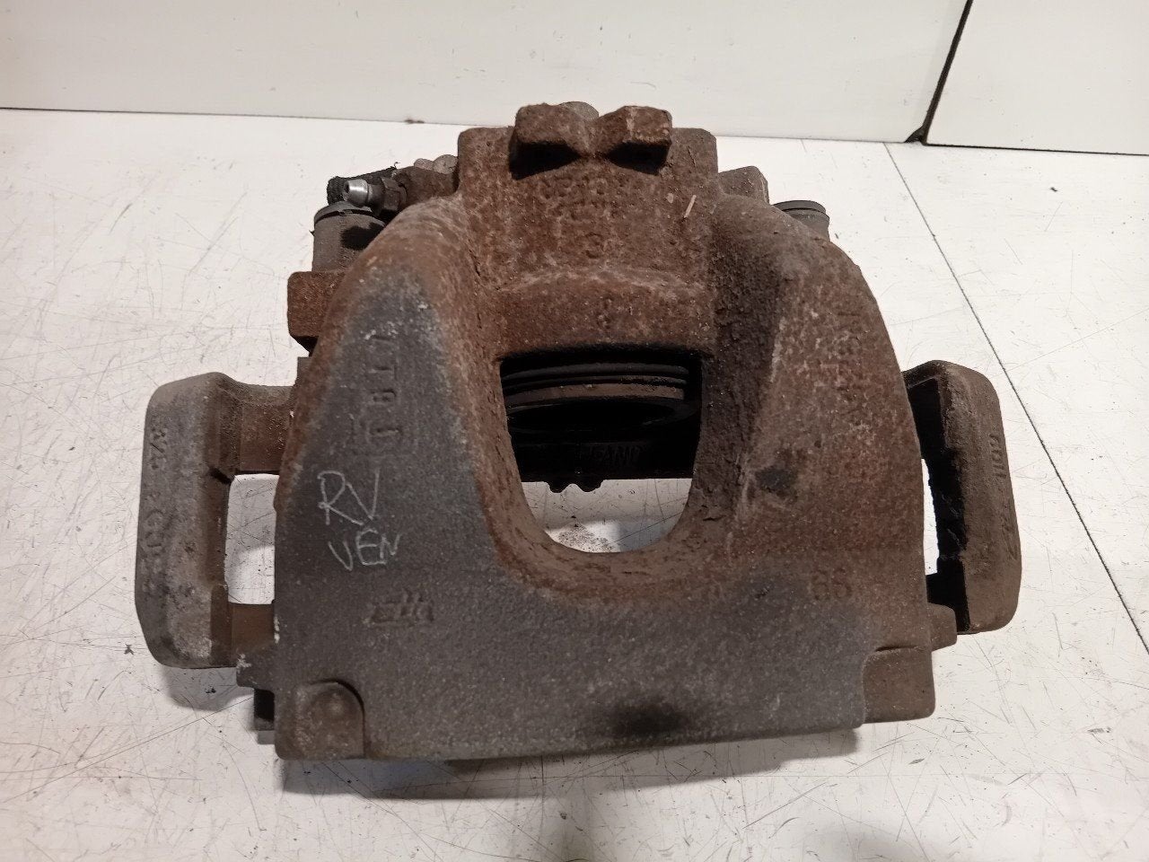 Remklauw rechts voor Land Rover Discovery, Onderdelen@venauto.nl, Van der Ven Autorecycling B.V., Ettenseweg 76, 4706 PB Roosendaal, The Netherlands