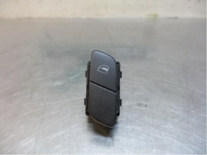Commutateur vitre électrique d'un Volkswagen Polo (Polo 01-, Volkswagen, -, 3 mois de garantie, Utilisé