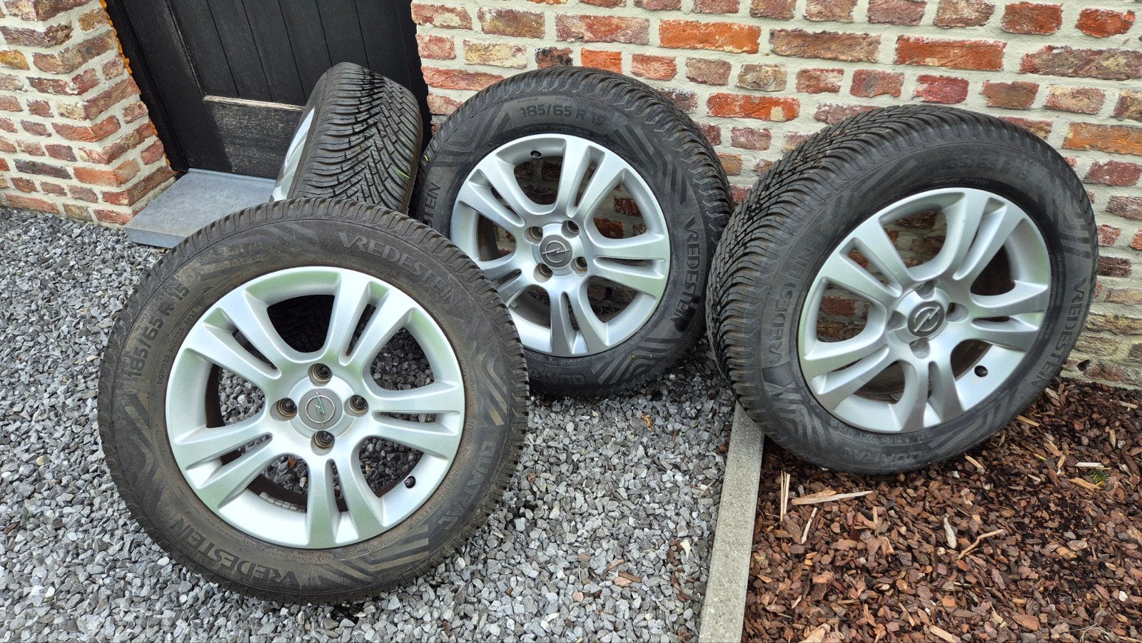4 nieuwe vierseizoensbanden op velg Opel Corsa, Auto-onderdelen, Banden en Velgen, Ophalen, Band(en)
