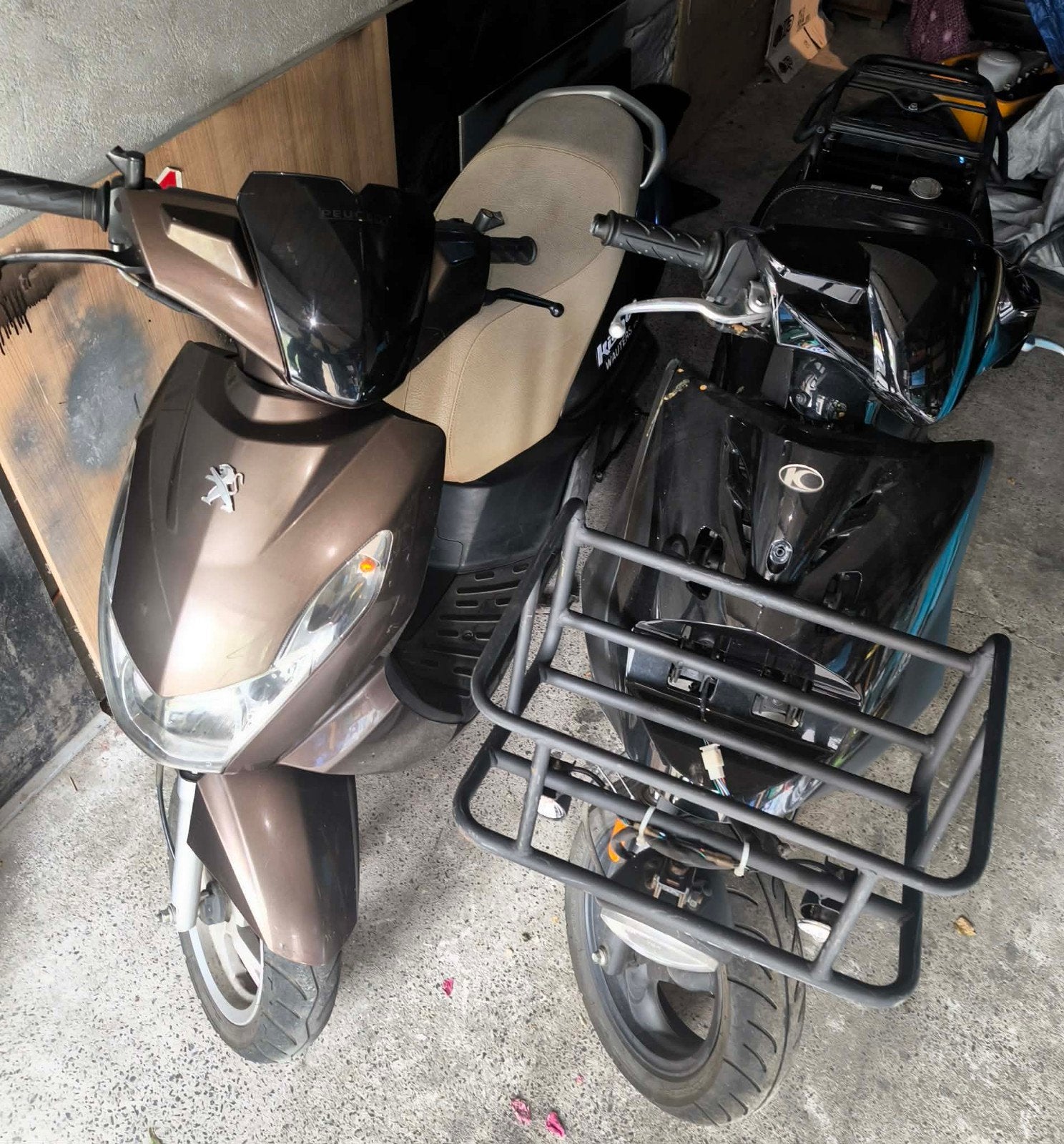 Lot scooters peugeot kisbee et kymco agilité, Vélos & Vélomoteurs, Enlèvement