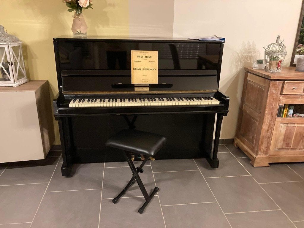 Piano droit STEINBACK noir brillant – 88 touches – 490 €, Enlèvement, Noir, Piano, Brillant