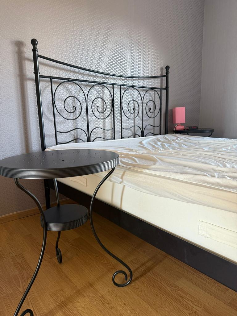 Bed in zwart metaal met twee bijpassende tafeltjes, Huis en Inrichting, Slaapkamer | Bedden, Ophalen, Gebruikt, Zwart, Tweepersoons