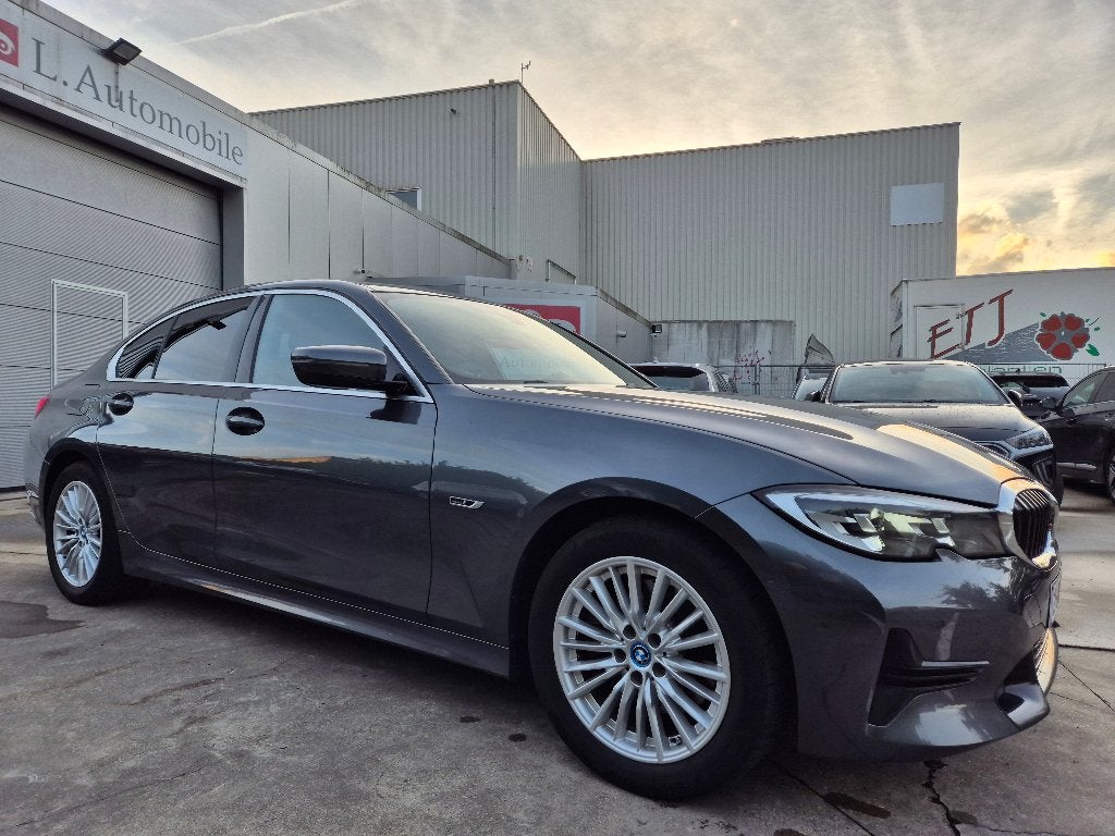 BMW 320 eA / SPORT LINE / PHEV HYBRID /, Auto's, BMW, Automaat, 4 cilinders, Leder en Stof, Parkeerassistent