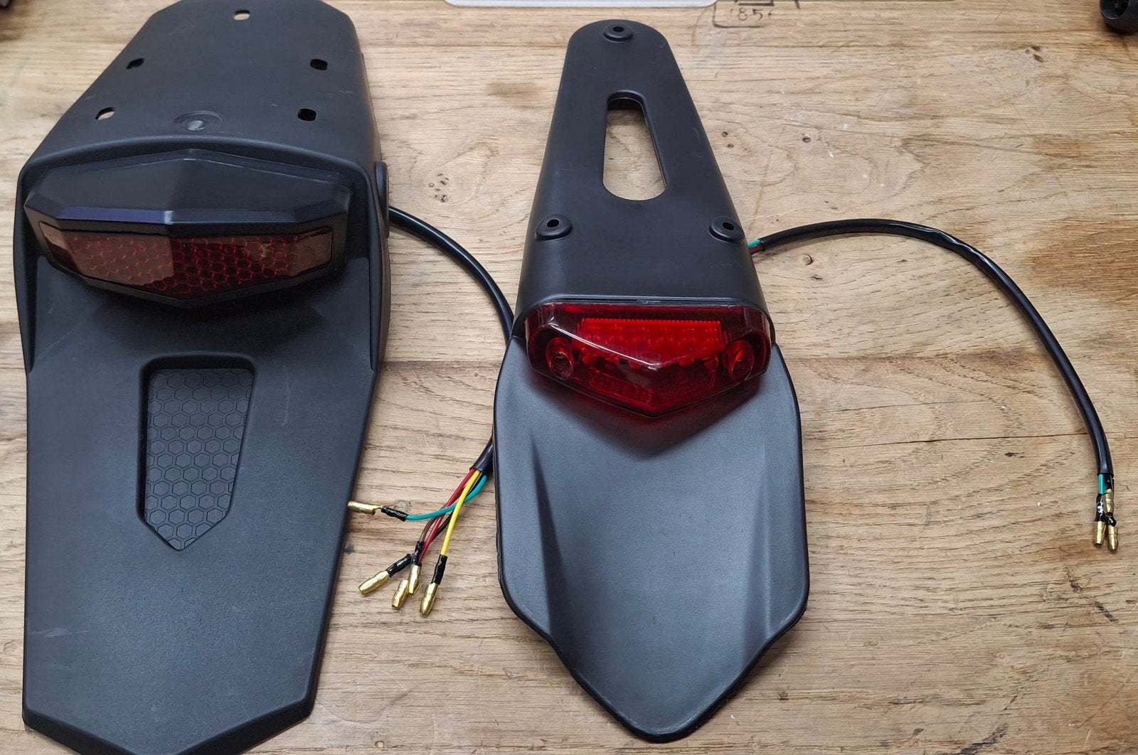 twee stuks bromfietsen achterlicht universele, Fietsen en Brommers, Ophalen, Nieuw