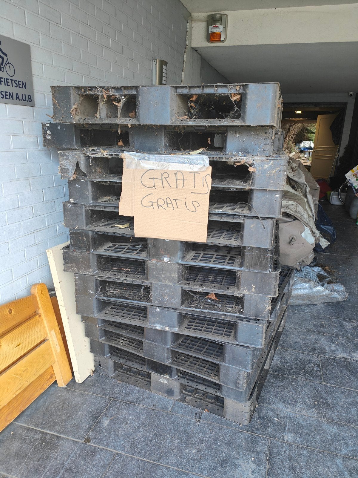 Gratis zwarte plastic pladtieken paletten, Bricolage & Construction, Enlèvement