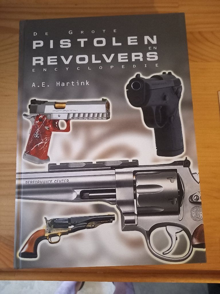 boek pistolen en revolvers, Ophalen, Nieuw