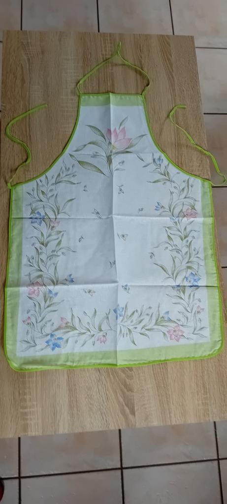 Wit schort met kleurrijke patronen. Nouveau, Ophalen of Verzenden, Nieuw, Wit, Schort