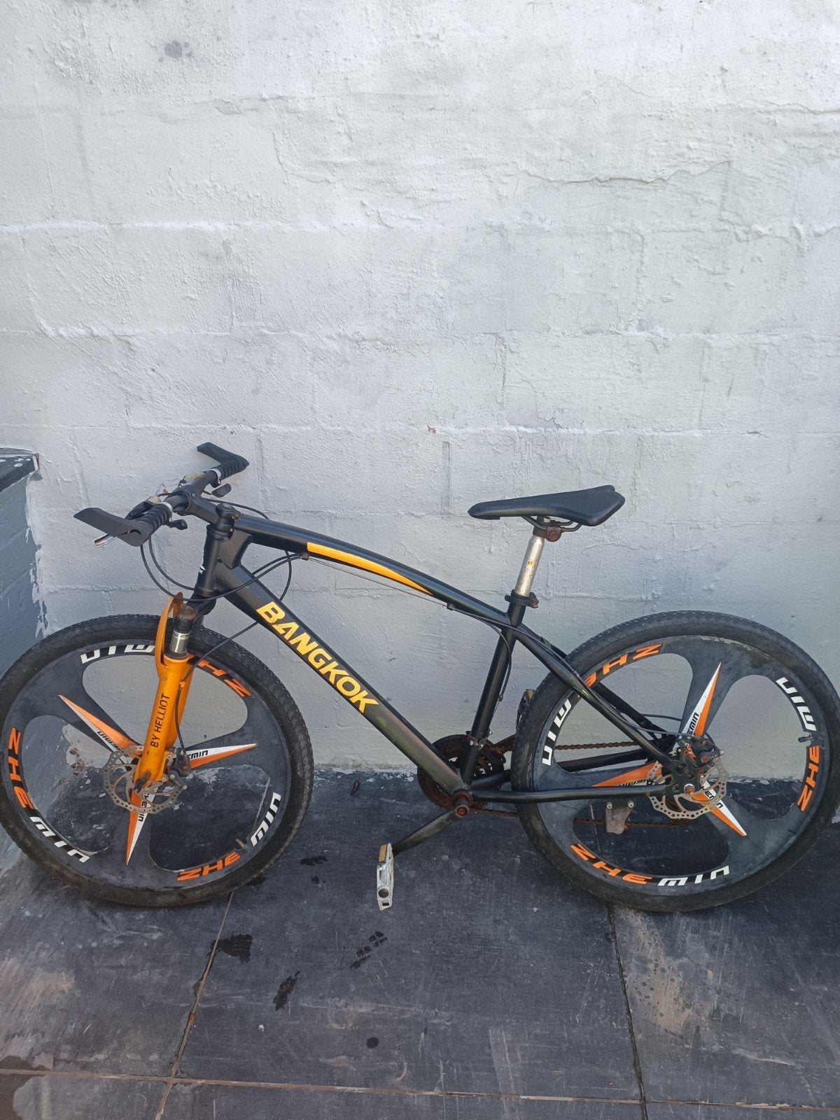vélo Bangkok noir et jeune, Vélos & Vélomoteurs, Frein à main, Utilisé, Frein à disque, Bankok