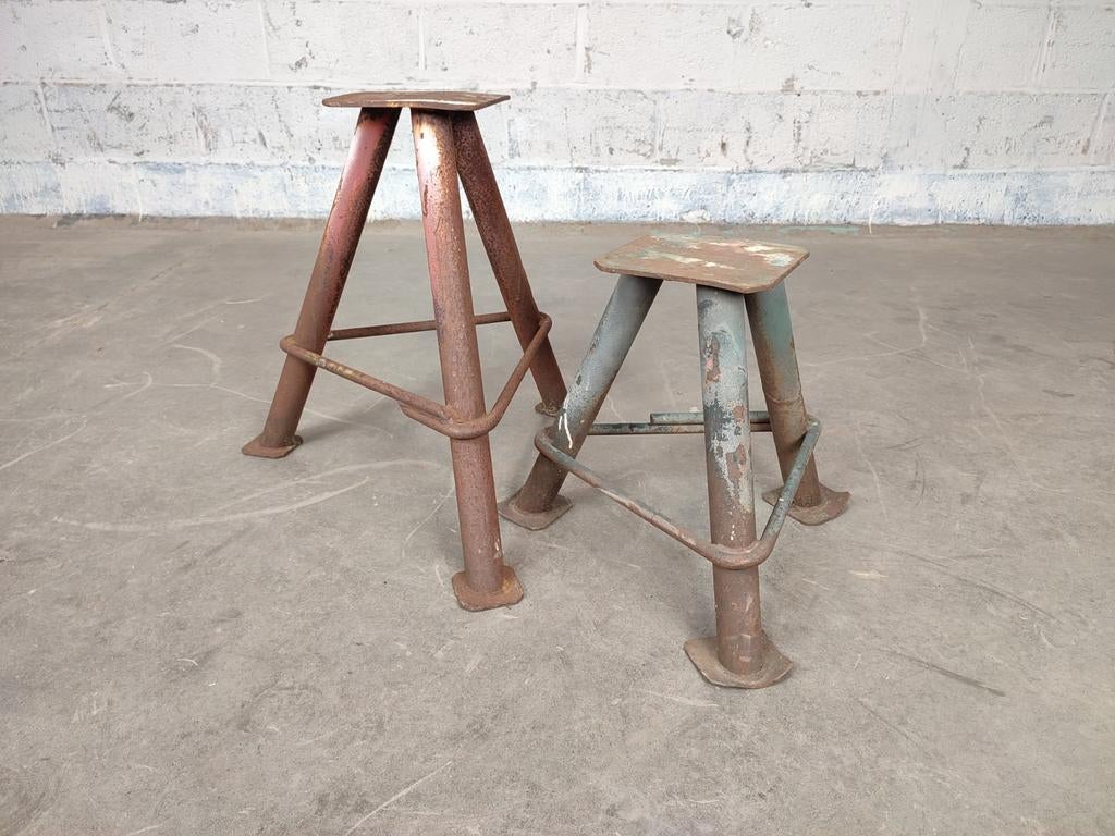 2 industriële staanders, Ophalen