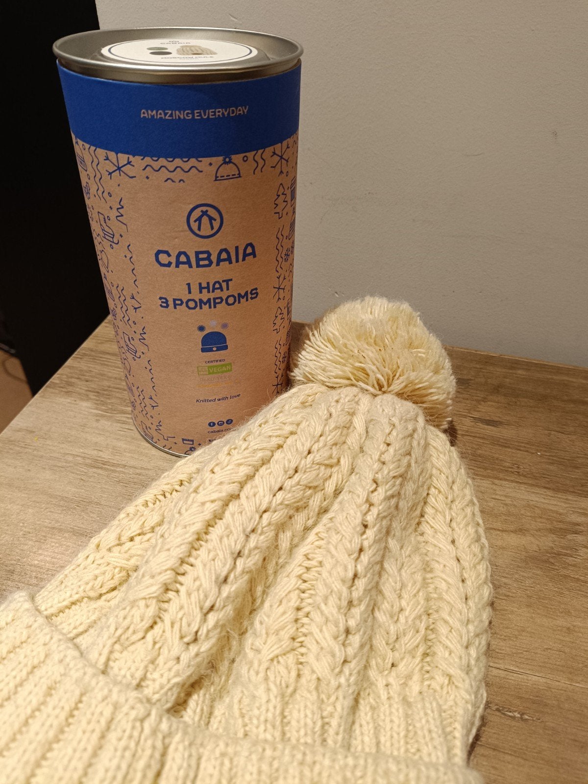 cabaïa muts met 3 pom-pom in box original, Ophalen, Hoed, One size fits all, Zo goed als nieuw