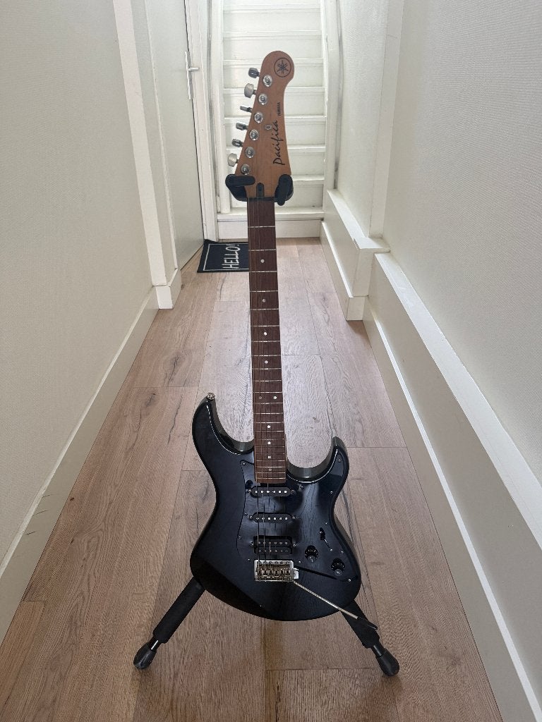 Yamaha Pacifica PAC 112 XJ – Black, Musique & Instruments, Instruments à corde | Guitares | Électriques, Enlèvement, Utilisé, Solid body