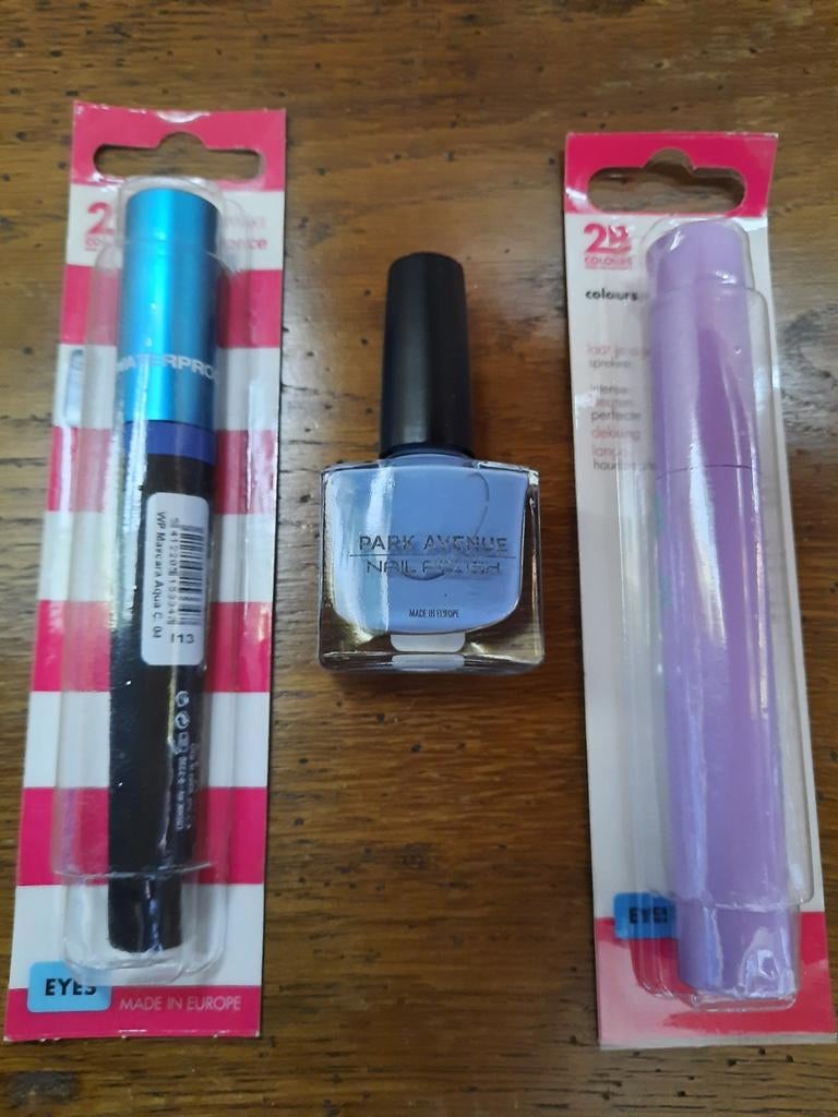 2 mascaras + vernis, Bijoux, Sacs & Beauté, Beauté | Cosmétiques & Maquillage, Neuf, Maquillage, Enlèvement ou Envoi, Bleu