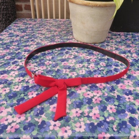 Riem rood met verschuifbare strik lengte 101 cm - br. 2 cm, Kleding | Dames, Riemen en Ceinturen, Minder dan 3 cm, 100 cm of meer