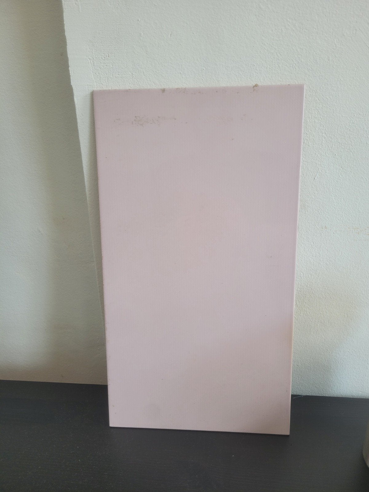 Carrelage. Murale rose clair, Enlèvement