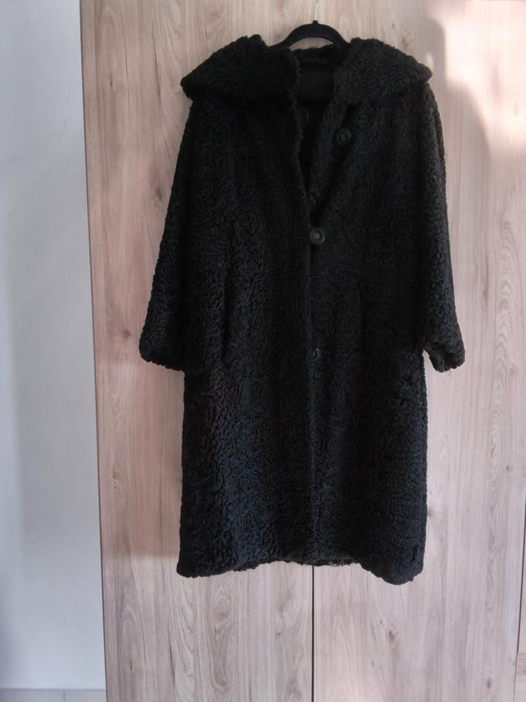 État neuf 1 manteau noir en astrakan, Ophalen