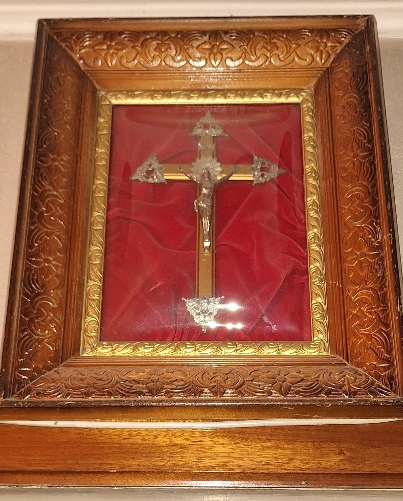 Antiek kruisbeeld achter glas, Ophalen
