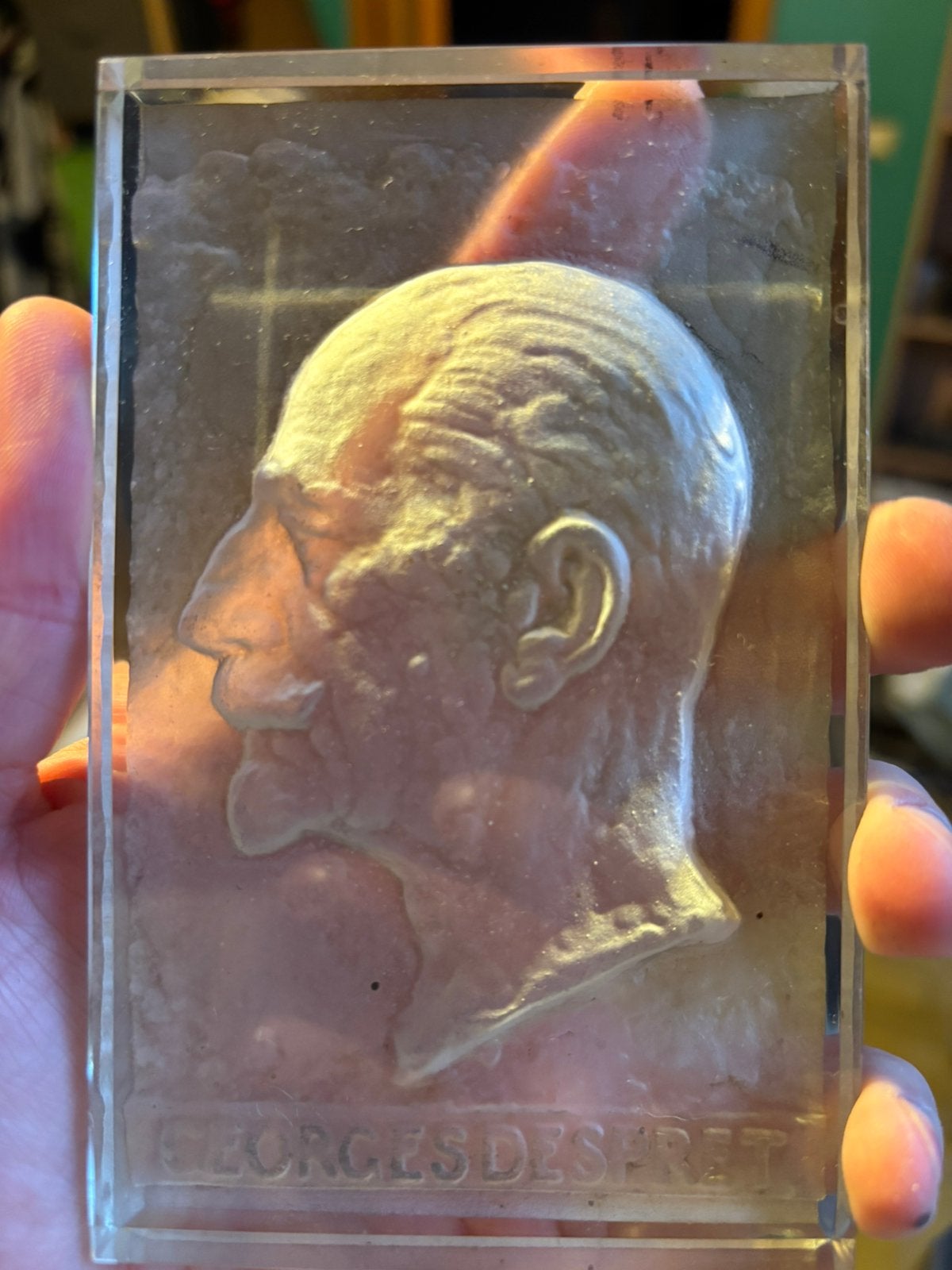 Plaque en verre moulé profil de Georges Despret, Enlèvement ou Envoi, Verre