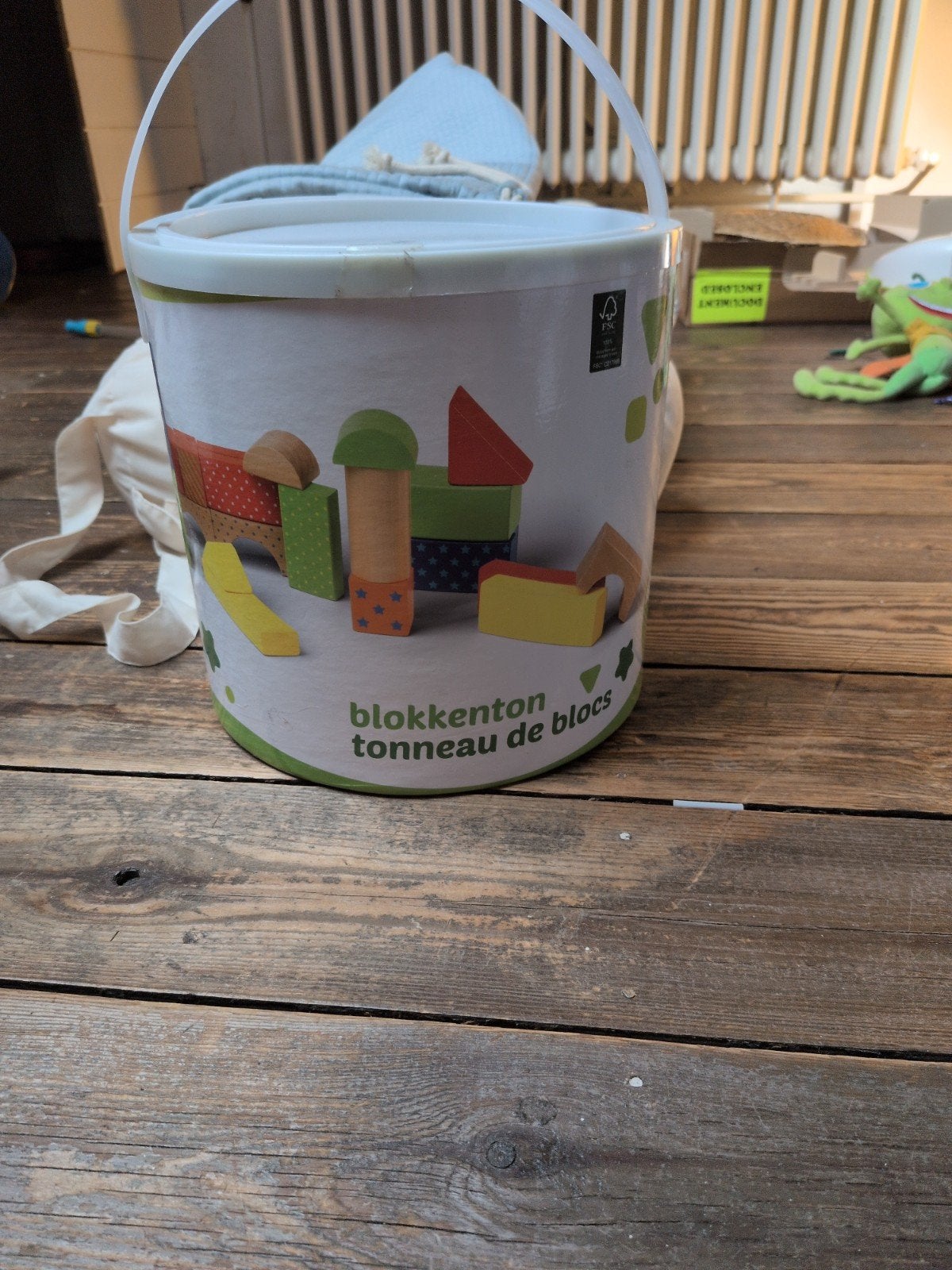 ton met houten blokken, Ophalen