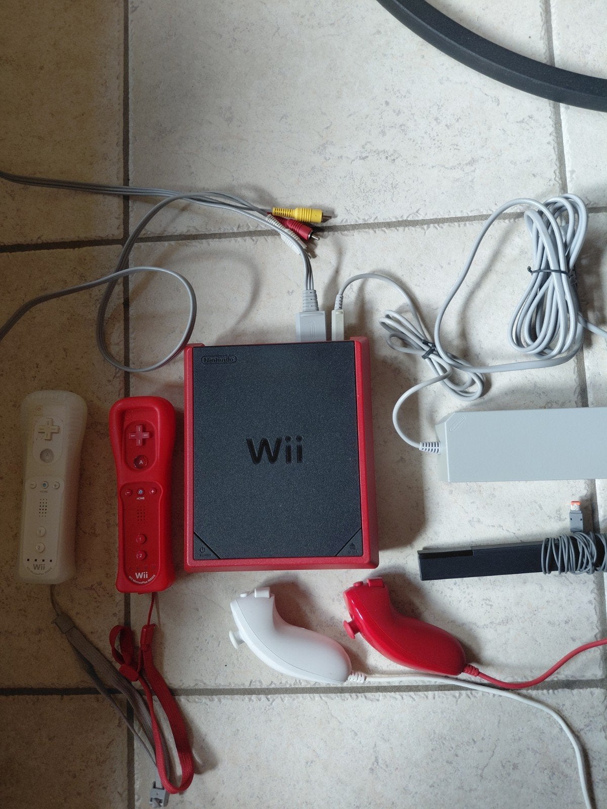 Nintendo Wii mini console met toebehoren, Games en Spelcomputers, Ophalen of Verzenden, Zo goed als nieuw, Met 2 controllers, Met stuurtje