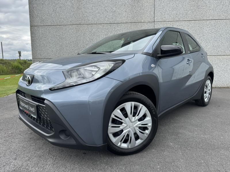 Toyota Aygo X 1.0Ess. AUTO CVT play avec seulement 25 881 km, Auto's, Toyota, Automaat, Blauw, 72 pk, USB