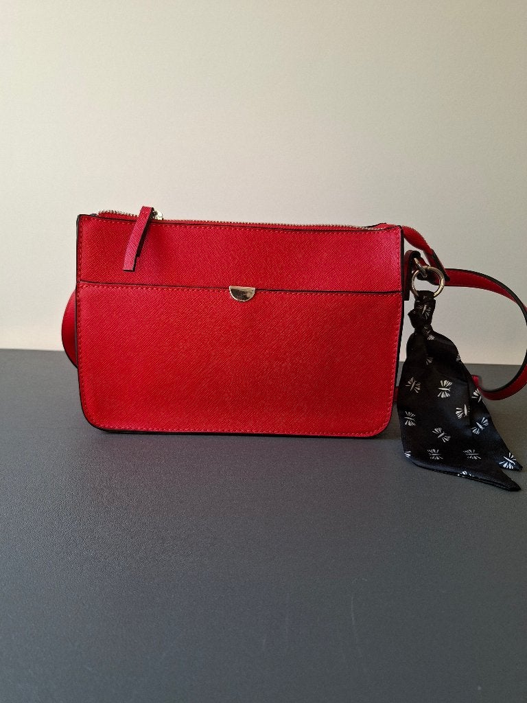 HANDTAS schoudertas rood met zwarte accessoire NIEUW, Enlèvement ou Envoi, Neuf, Rouge