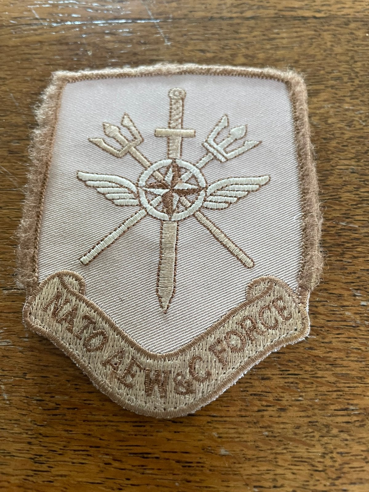 Nato desert awacs patch ( gebruikte staat ), Verzamelen, Ophalen of Verzenden, Luchtmacht, Embleem of Badge