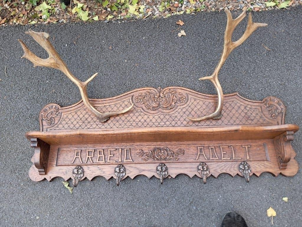 porte-manteau en bois de cerf, Enlèvement