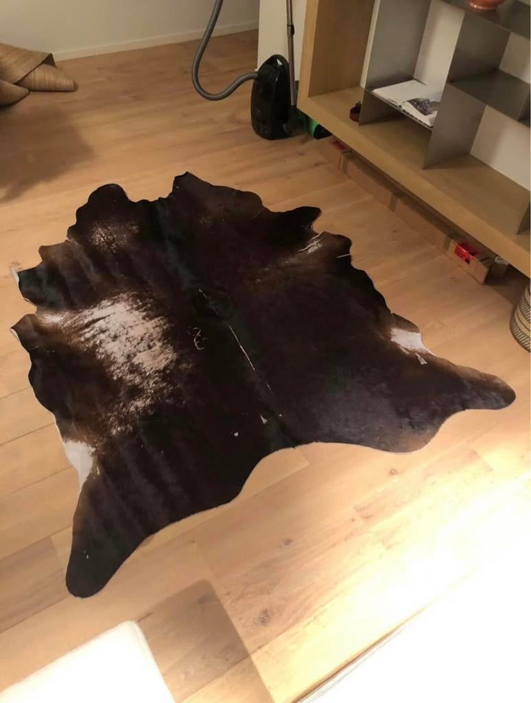 Donkerbruin koeienvel vloerkleed, Huis en Inrichting, Ophalen, Gebruikt, Bruin, 150 tot 200 cm
