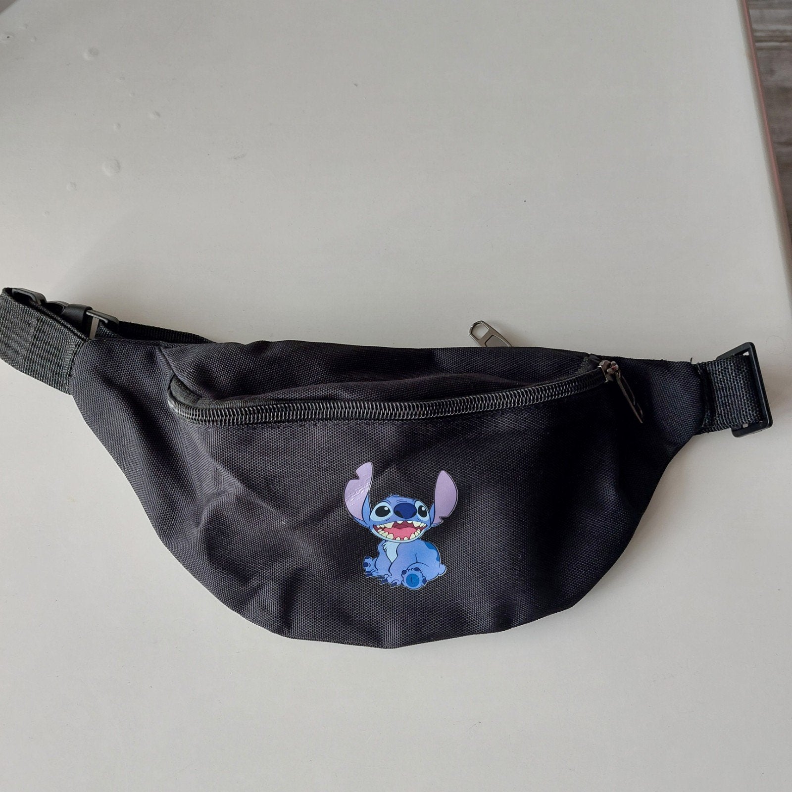 Zwarte heuptas met afbeelding van Stitch. Heel goede staat, Ophalen, Zo goed als nieuw, Zwart