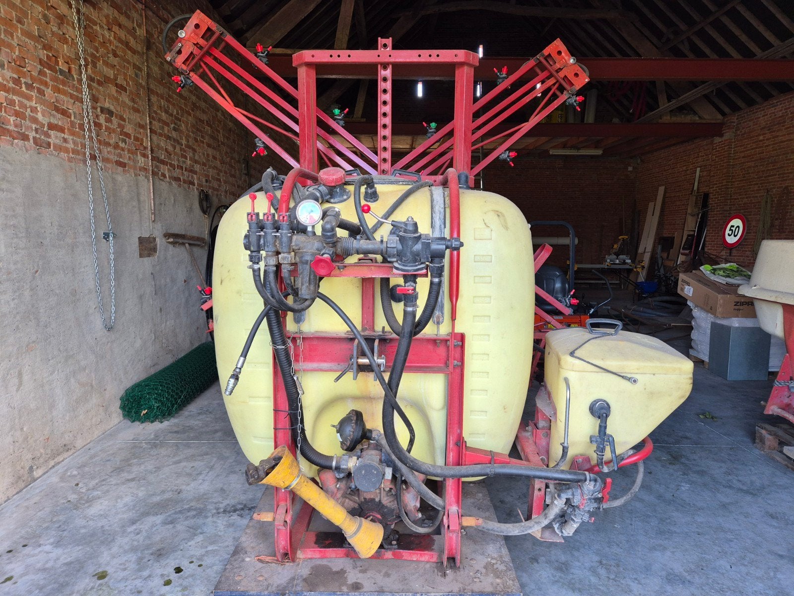 veldspuit , hardi , 600 liter, 12 m, hydraulisch in de hoogt