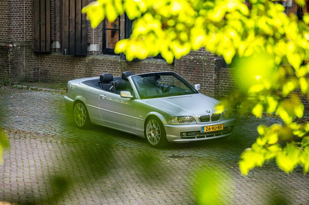 BMW E46 330ci Cabriolet AUT 2001 | Origineel NL | 167074 km, Autos, BMW, Cuir, Argent ou Gris, Cabriolet, 2 portes