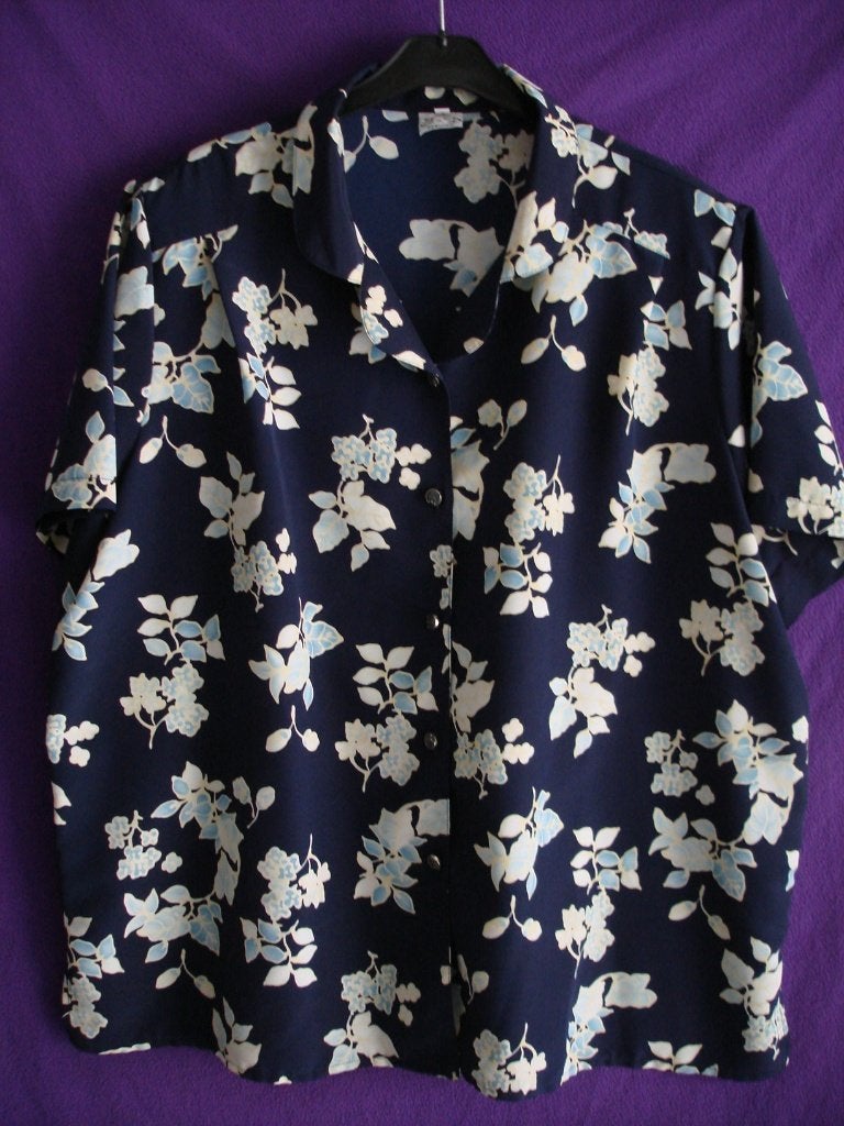 Leuke zomerblouse met korte mouwen marineblauw met bloemen., Maat 38/40 (M), Ophalen of Verzenden, Gedragen, J & D Fashion