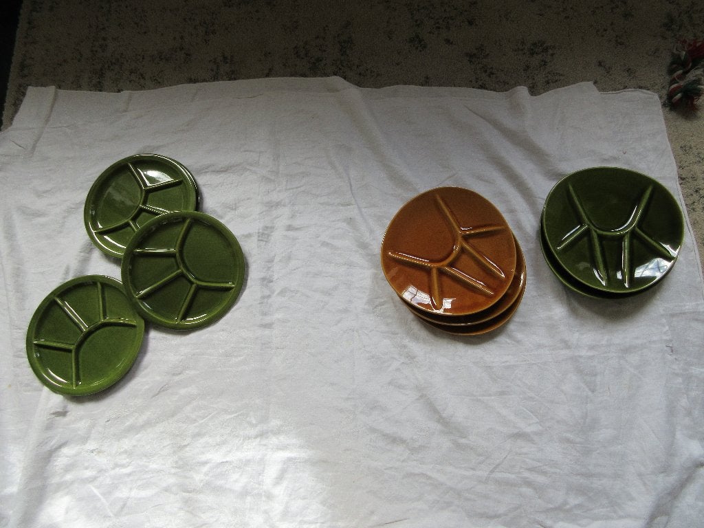 10 assiettes à fondue brunes et vertes, Maison & Meubles, Enlèvement, Assiettes(s)