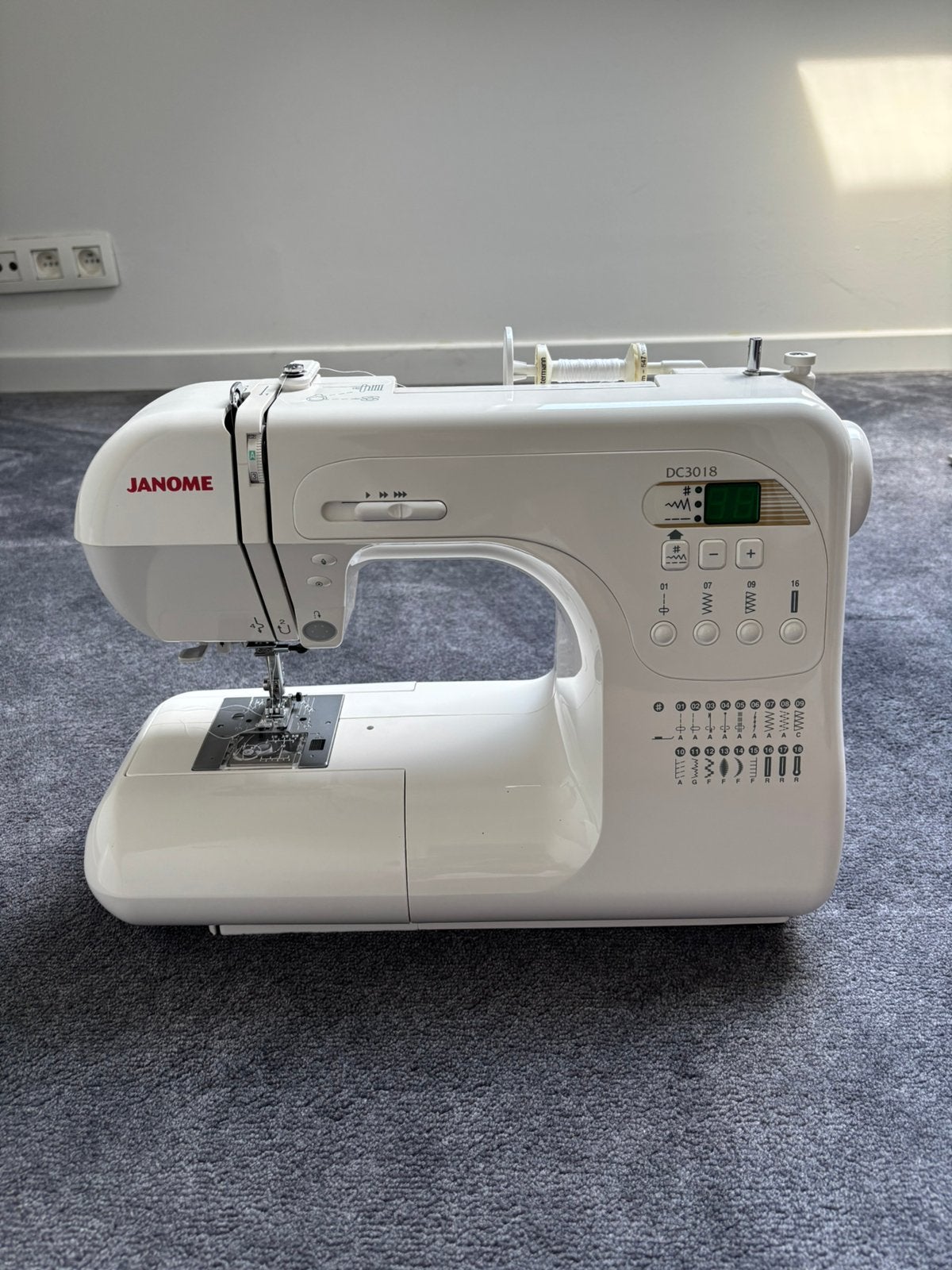 Excellente machine à coudre  Janome a 30% du prix, Hobby & Loisirs créatifs, Machines à coudre & Accessoires, Enlèvement, Comme neuf