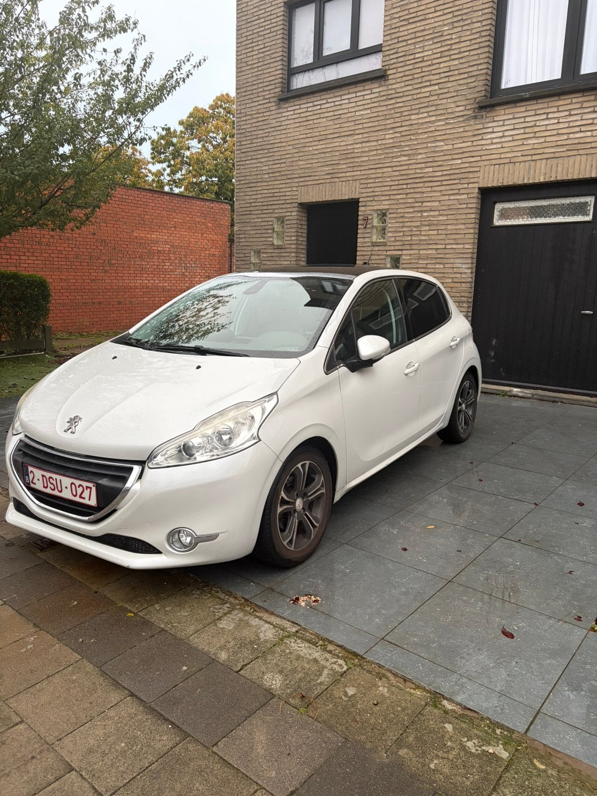 Peugeot 208 1.2 essence Allure : de nombreuses options, Autos, Cuir, Boîte manuelle, Entretenue par le concessionnaire, Noir