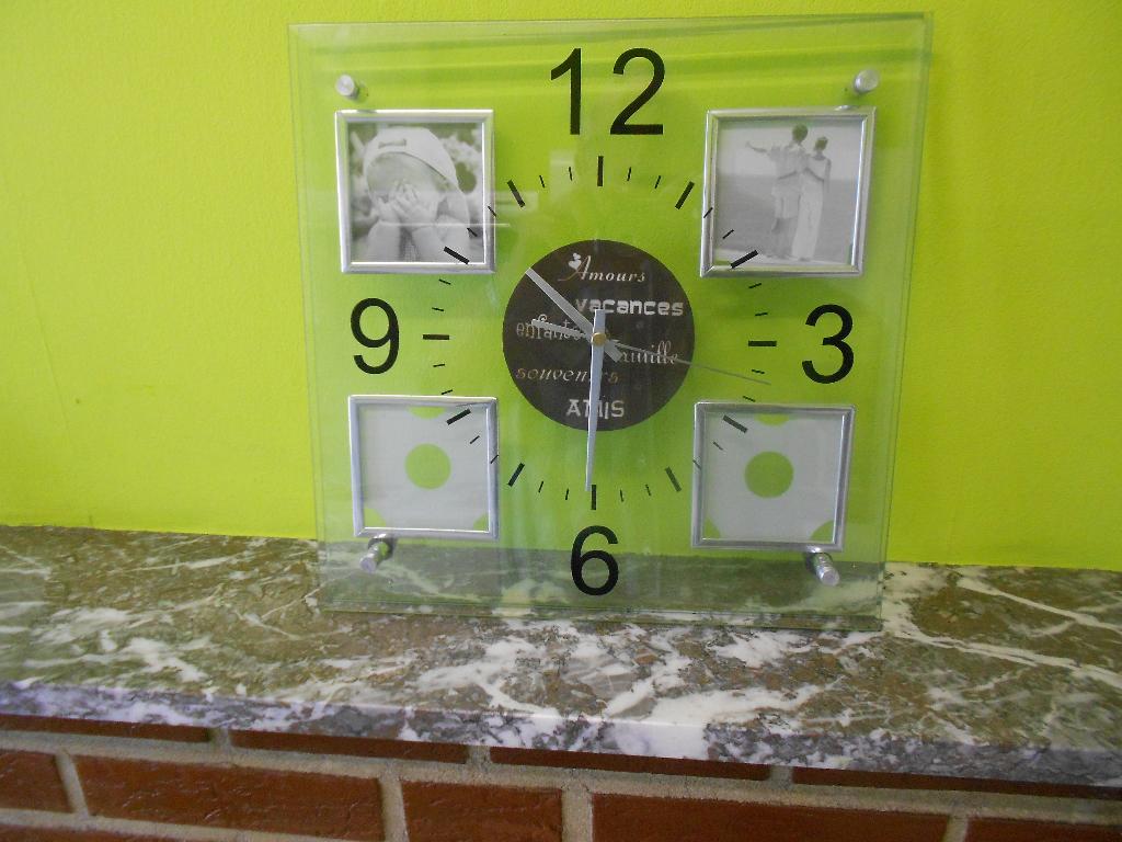 horloge avec cadres H 30 m L 30 cm, Maison & Meubles, Accessoires pour la Maison | Horloges, Enlèvement ou Envoi, Comme neuf