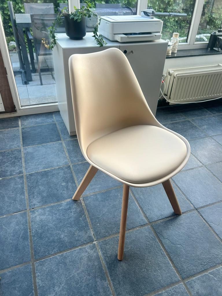 Set van 4 prachtige beige kuipstoelen met houten poten, Huis en Inrichting, Stoelen, Ophalen, Zo goed als nieuw