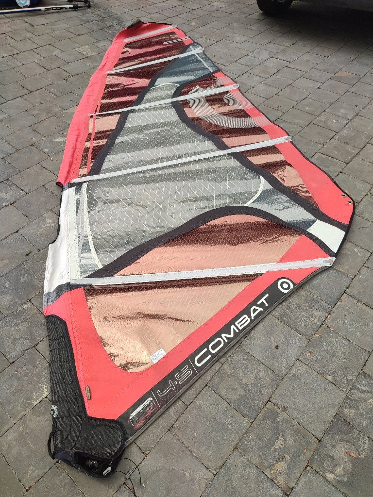 Voile Neil Pryde Combat 4.5m   50€, Sports nautiques & Bateaux, 3.5 à 5 m², Enlèvement, Utilisé, Neilpryde