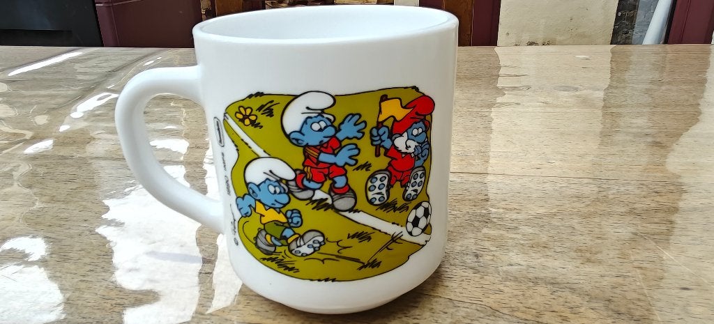 Rare mug Schtroumpfs 1990 Football, Collections, Schtroumpfs, Enlèvement, Neuf, Grand Schtroumpf, Ustensile