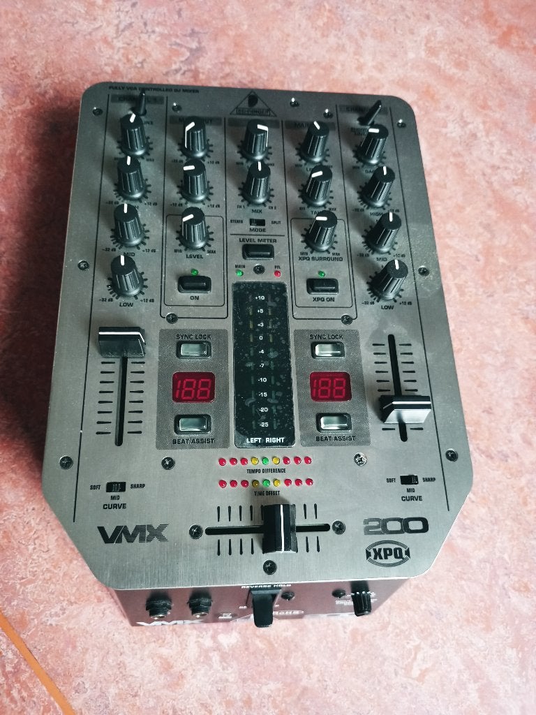 Controlled dj mixer, Muziek en Instrumenten, Mengpanelen, Ophalen of Verzenden, Zo goed als nieuw, Minder dan 5 kanalen, Microfooningang