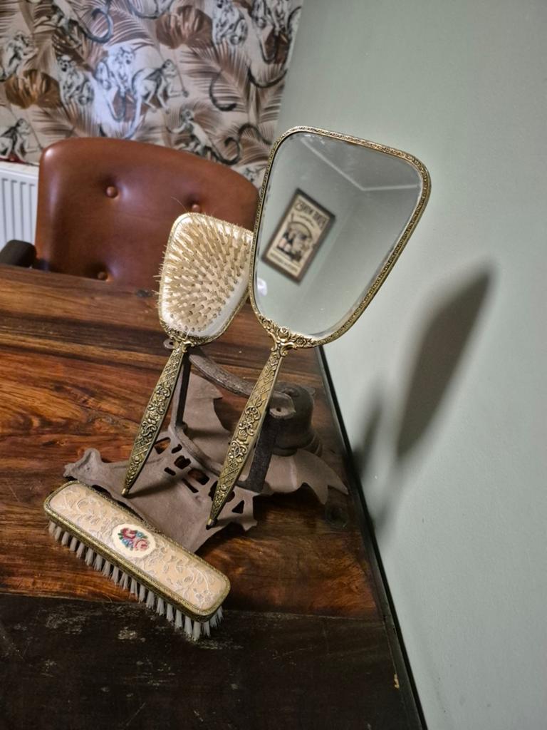 Miroir de coiffure et de maquillage victorien des années 193, Enlèvement ou Envoi