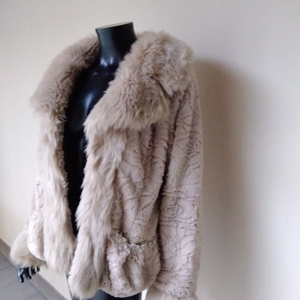 Mooie korte winterjas. Faux fur, Winterjas faux fur, Verzenden, Zo goed als nieuw, Maat 38/40 (M)